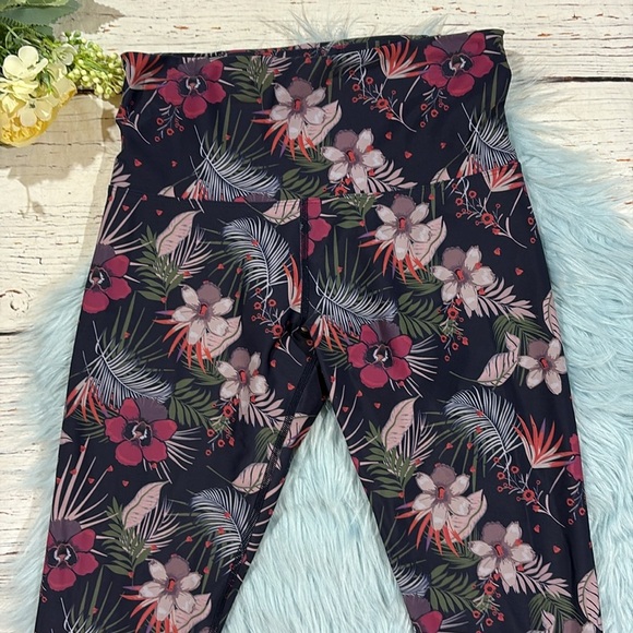 Lorna Jane Tropical Floral Navy High Rise Crop Leggings - Picture 4 of 9